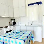 Avra's In * Hanioti
